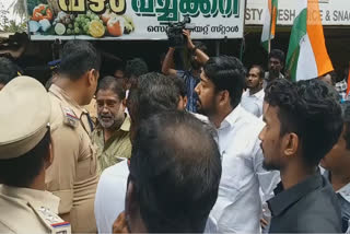 UDF secretariat march  Clash in UDF secretariat march  UDF  സെക്രട്ടേറിയറ്റ് മാര്‍ച്ചില്‍ നേരിയ സംഘര്‍ഷം  പൊലീസും പ്രവര്‍ത്തകരും തമ്മില്‍ ഏറ്റുമുട്ടല്‍  സെക്രട്ടേറിയറ്റ്  യുഡിഎഫ് പ്രവർത്തകർ