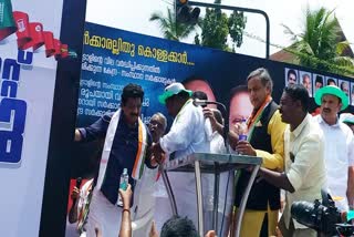 MK Muneer  Secretariat March  MK Muneer fainted at Secretariat March  ബോധരഹിതനായി എം കെ മുനീര്‍  എം കെ മുനീര്‍  സി പി ജോൺ  യുഡിഎഫിന്‍റെ സെക്രട്ടേറിയറ്റ് വളയലിനിടെ  യുഡിഎഫിന്‍റെ സെക്രട്ടേറിയറ്റ് വളയല്‍  യുഡിഎഫ്  എംകെ മുനീര്‍  മുസ്‌ലിം ലീഗ് നേതാവ്