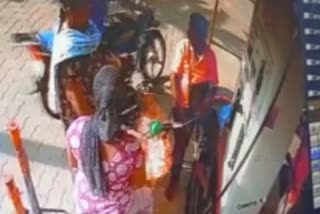 Fire broke out while filling petrol in the bunk: daughter died, mother's condition is critical.. Video