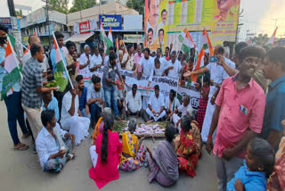 2000 ரூபாய் நோட்டுகளுக்கு பாடை கட்டி, ஒப்பாரி வைத்து காங்கிரஸ் கட்சியினர் நூதன போராட்டம்!!