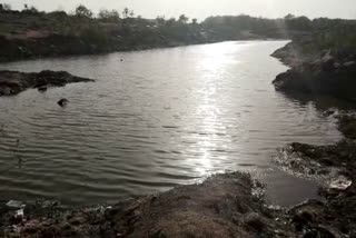 child due to drown in pond in shivpuri