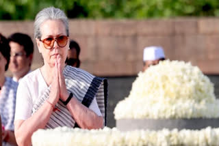 Sonia Gandhi pay homage to former PM Rajiv Gandhi on his death anniversary