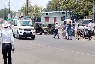 AAP workers show black flags to CM bhupesh