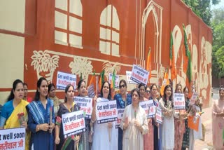 बीजेपी महिला मोर्चा का दिल्ली CM आवास के बाहर प्रदर्शन