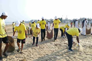 Bharatvolunteers-cleaning-the-beach-in-karwar