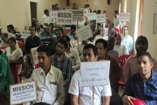 bureaucrats association warns for protest