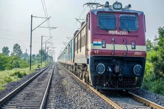 Train services cancelled in Kerala today  ട്രെയിന്‍ നിയന്ത്രണം ഇന്നും  4 ട്രെയിന്‍ റദ്ദാക്കി  2 സര്‍വീസ് വെട്ടിച്ചുരുക്കി  ട്രെയിന്‍ സര്‍വീസുകള്‍ക്ക് നിയന്ത്രണം  റെയില്‍വേ ട്രാക്കിലെ അറ്റകുറ്റപണികള്‍  ട്രെയിന്‍ സര്‍വീസുകള്‍  ട്രെയിന്‍ സര്‍വീസുകള്‍ക്ക് നിയന്ത്രണം  തിരുവനന്തപുരം വാര്‍ത്തകള്‍  kerala news updates  latest news in kerala