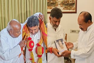 dk-sivakumar-met-veerappa-moily-and-hd-deve-gowda-in-bengaluru