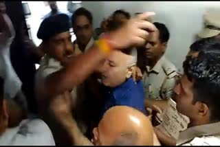 aap-leaders-allege-delhi-police-misbehaved-with-manish-sisodia-in-court