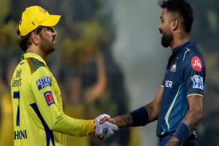 MS Dhoni Shakes Hands With Hardik Pandya