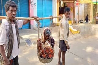 old-woman-in-basket-reached-block-headquarters-to-coll