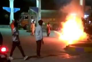 jaipur bike suddenly caught fire at petrol pump