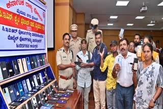 100 mobiles worth Rs 30 lakh found  mobile theft case in mysore  30 ಲಕ್ಷ ರೂಪಾಯಿ ಮೌಲ್ಯದ 100 ಮೊಬೈಲ್​ಗಳು ಪತ್ತೆ  ಮೊಬೈಲ್​ಗಳು ಪತ್ತೆ ಮಾಡಿ ಸಂಬಂಧಪಟ್ಟವರಿಗೆ ಹಸ್ತಾಂತರ  ರ ನಗರ ಪೊಲೀಸ್ ಆಯುಕ್ತ ರಮೇಶ್ ಬಾನೋತ್  00 ಮೊಬೈಲ್‌ಗಳನ್ನು ಪತ್ತೆ