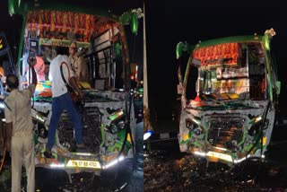 23 people were injured in a bus accident  നിർത്തിയിട്ടിരുന്ന ലോറിക്ക് പിറകില്‍ ബസ് ഇടിച്ചു  തമിഴ്‌നാട് സ്വദേശികൾ സഞ്ചരിച്ചിരുന്ന ബസ്  ദേശീയ പാതയില്‍ തലോര്‍ ജറുസലേമിനു സമീപം  അപകടത്തിൽ പെട്ട 23 പേരിൽ അഞ്ച് പേരുടെ നില ഗുരുതരം  പുതുക്കാട് നിന്നുള്ള ഫയർഫോഴ്‌സ് സംഘം  തൃശൂർ ദേശീയ പാതയില്‍ നടന്ന അപകടം