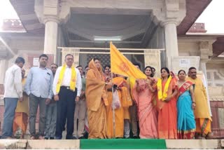मंत्री शकुंतला रावत ने मंदिरों के शिखर पर पीताम्बरी ध्वज लगाने की शुरुआत की