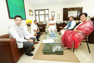 Kejriwal and its party minister met NCP chief Sharad pawar