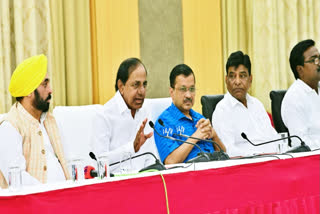 KCR meets Kejriwal, demands withdrawal of Delhi ordinance