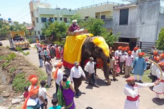 father-welcomed-daughter-on-elephant-for-girl-born-in-family-ofter-35-years