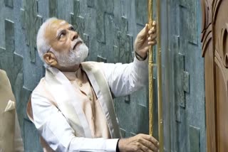 PM Modi installs Sengol  PM Modi installs Sengol Parliament building  new Parliament building  PM Modi  Sengol in new Parliament building  new Parliament building inauguration  pm modi  പുതിയ പാർലമെന്‍റ് മന്ദിരം  പുതിയ പാർലമെന്‍റ് മന്ദിരം ഉദ്ഘാടനം  പുതിയ പാർലമെന്‍റ് മന്ദിരം ചെങ്കോൽ  ചെങ്കോൽ  ചെങ്കോൽ സ്ഥാപിച്ച് പ്രധാനമന്ത്രി  ചെങ്കോൽ പാർലമെന്‍റ്