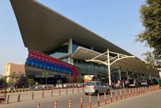 लखनऊ एयरपोर्ट के रनवे पर पहुंचा संदिग्ध व्यक्ति  Chaudhary Charan Singh International Airport  चौधरी चरण सिंह अंतरराष्ट्रीय एयरपोर्ट  लखनऊ एयरपोर्ट की सुरक्षा में चूक