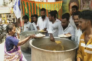 உலக பட்டினி தினம்: 1000 பேருக்கு உணவு வழங்கிய விஜய் மக்கள் இயக்கத்தினர்