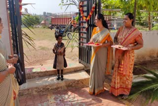 school reopened management welcomed children with flowers