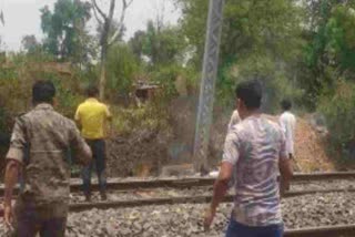 Dhanbad labourers electrocuted  electrocuted during railway installation work  റെയില്‍വേ ട്രാക്ക്‌ നിര്‍മാണം ഷോക്കേറ്റ് മരണം  വൈദ്യുതി വയർ പൊട്ടിവീണ്  ജാർഖണ്ഡിലെ ജാർഖോര്‍