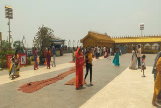 Yadadri Devotees Suffering From Sun