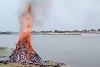 Man jumps into friend burning pyre in UP