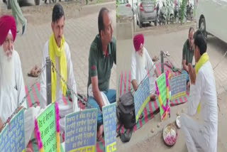 Titu Baniyas protested against the officials in front of the Ludhiana DC office