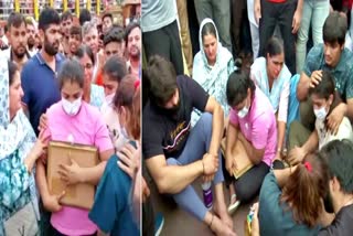 Women wrestlers  Women wrestlers immerse their medals in the Ganga  Ganga became emotional  medals in the Ganga  Wrestlers gathered in Haridwar  Wrestlers gathered to immerse their medals  മെഡലുകള്‍ ചേര്‍ത്തുപിടിച്ച് വിതുമ്പി  ഗുസ്‌തി താരങ്ങള്‍  ഗംഗയിലൊഴുക്കും മുമ്പേ ഏറ്റുവാങ്ങി  കര്‍ഷക നേതാക്കള്‍  ഹരിദ്വാറില്‍ നാടകീയരംഗങ്ങള്‍  രാജ്യം സമ്മാനിച്ച് മെഡലുകള്‍  മെഡലുകള്‍  ഗുസ്‌തി