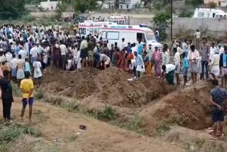 Road Accident In karnataka Last rites of nine family members at same place