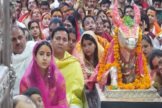 Bollywood actor Sara Ali Khan  Sara at Mahakaleshwar Temple  sara and vicky kaushal visit temple in Lucknow  Zara Hatke Zara Bachke  sara in pink saree at Mahakaleshwar Temple  ക്ഷേത്ര ദര്‍ശനം നടത്തി സാറാ അലി ഖാന്‍  സാറാ അലി ഖാന്‍  ഉജ്ജെയ്‌നിലെ മഹാകാലേശ്വര ക്ഷേത്ര ദര്‍ശനം  മഹാകാലേശ്വര ക്ഷേത്ര ദര്‍ശനം  സാറാ  മഹാകാലേശ്വര ക്ഷേത്രം  വിക്കി കൗശല്‍  സാറാ ഹട്ട്‌കെ സാറാ ബച്ച്‌കെ  സാം ബഹാദൂര്‍  മെട്രോ ഇന്‍ ദിനോ  ആദിത്യ റോയ്