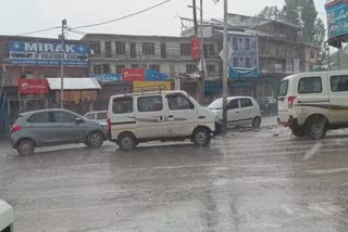 کشمیر میں وقفے وقفے سے بارشوں کا سلسلہ جاری