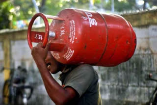 LPG gets cheaper in commercial sector ; no relief for domestic consumers