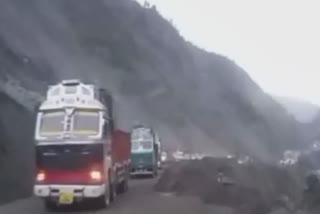 traffic-restored-on-jammu-srinagar-highway-stranded-vehicles-are-being-cleared