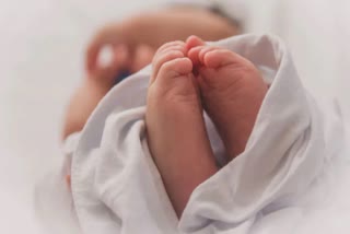 UP man throws newborn girl on hospital floor  പെണ്‍കുഞ്ഞിനെ തറയിൽ എറിഞ്ഞ് കൊലപ്പെടുത്തി പിതാവ്  നവജാത ശിശുവിനെ കൊലപ്പെടുത്തി പിതാവ്  ഉത്തർപ്രദേശ് ക്രൈം  UP Crime News  ഫർഹാൻ