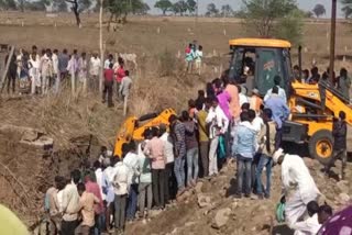 ratlam earthen mine collapse woman died