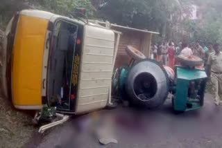 lorry with a concrete mixing machine  concrete mixing machine  Guest worker dies  Guest worker  Pathanamthitta  കോൺക്രീറ്റ് മിക്‌സിങ് മെഷീനുമായി വന്ന ലോറി  കോൺക്രീറ്റ് മിക്‌സിങ് മെഷീന്‍  ലോറി നിയന്ത്രണംവിട്ടു  അതിഥി തൊഴിലാളിക്ക് ദാരുണാന്ത്യം  വാഹനത്തിനടിയില്‍പെട്ട്  കൈപ്പത്തി  പശ്ചിമ ബംഗാൾ  അഞ്ചുപേര്‍ക്ക് ഗുരുതര പരിക്കും  പത്തനംതിട്ട