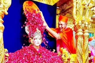 Swaminarayan: ઘનશ્યામ મહારાજને 200 કિલોથી વધુ પુષ્પોની પાંદડીઓથી શણગારવામાં આવ્યા