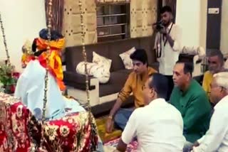 baba-bageshwar-in-gujarat-former-chief-minister-of-the-state-rupani-took-the-blessings-of-baba-bageshwar