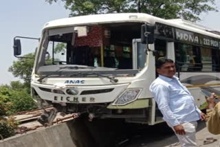 http://10.10.50.75//jharkhand/02-June-2023/jh-lat-bus-accident-jh10010_02062023171950_0206f_1685706590_241.jpg