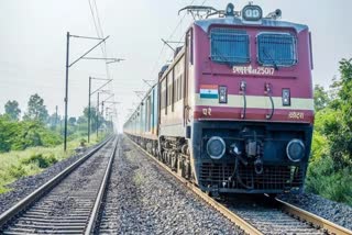 Woman gives birth to child inside train  birth to child inside train compartment  train compartment  Burdwan  West Bengal  Kerala  യാത്രക്കിടെ പ്രസവവേദന  റെയില്‍വേ അധികൃതര്‍  ട്രെയിന്‍ കമ്പാര്‍ട്ട്‌മെന്‍റിനകത്ത്  കമ്പാര്‍ട്ട്‌മെന്‍റിനകത്ത് കുഞ്ഞിന് ജന്മം നല്‍കി  കുഞ്ഞിന് ജന്മം നല്‍കി  യുവതി  ട്രെയിന്‍