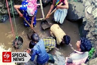 Water Crisis In Chota udepur : છોટા ઉદેપુરના ડબ્બા ગામે પીવાના પાણીની તીવ્ર સમસ્યા, બાળકો પણ ખોદાવી રહ્યાં છે કૂવો
