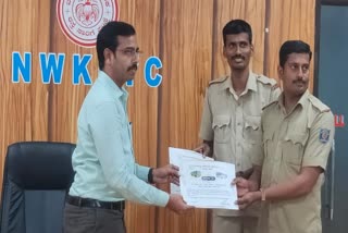 nwkrtc-staff-felicitated-for-returning-cash-and-jwellery