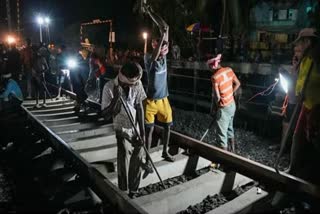 Track restoration in full swing at Odisha train accident site  Odisha train accident  Odisha train accident site  Odisha train accident Track restoration progress  ട്രാക്ക് പഴയപടിയാക്കാന്‍ പുനരുദ്ധാരണ പ്രവർത്തനങ്ങൾ  ഒഡീഷ ട്രെയിൻ അപകടം  ഒഡിഷ ട്രെയിൻ അപകടം  ട്രാക്ക് പുനഃസ്ഥാപിക്കൽ പുരോഗമിക്കുന്നു  track restoration works  Coromandel and Bengaluru Howrah Express trains