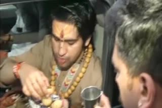 dhirendra-shastri-enjoyed-the-taste-of-panipuri-in-the-middle-of-the-road-at-vadodara