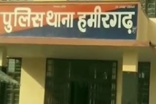 जिंदा बेटी के लिए पिता ने छपवाई शोक पत्रिका