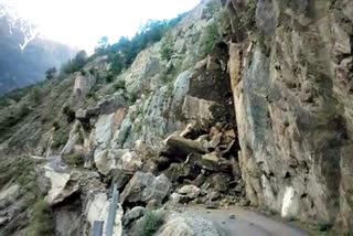 Heavy landslide on Urni Meeru road in Kinnaur.