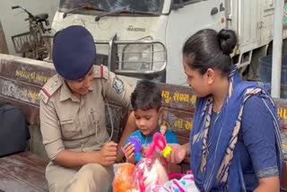 Surat News : ખાખી પાછળ ધબકતું હૃદય, નિરાધાર બાળકીની પોલીસ કર્મીઓ કરી રહ્યા સંભાળ